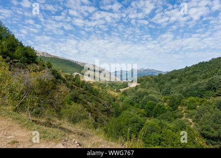 Schöne Aussicht auf die Berge von Palencia. De Fuentes Carrionas Naturpark. Stockfoto