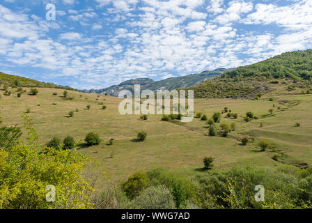 Schöne Aussicht auf die Berge von Palencia. De Fuentes Carrionas Naturpark. Stockfoto