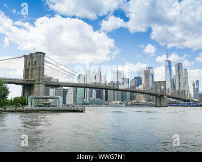 New York, USA - 3. Juni 2019: Brooklyn Bridge, Jane's Karussell und das Stadtbild von New York. Stockfoto