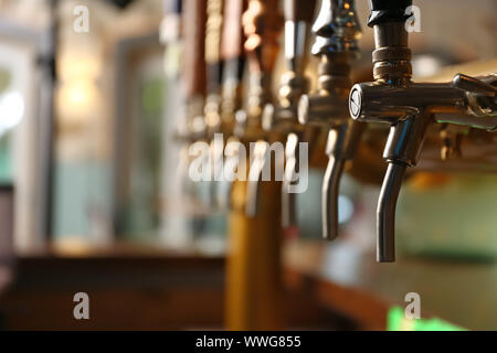 Bier Taps in der modernen Bar Stockfoto