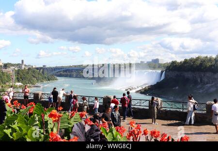 Touristen besuchen Niagara Falls/Ontario/Kanada Stockfoto