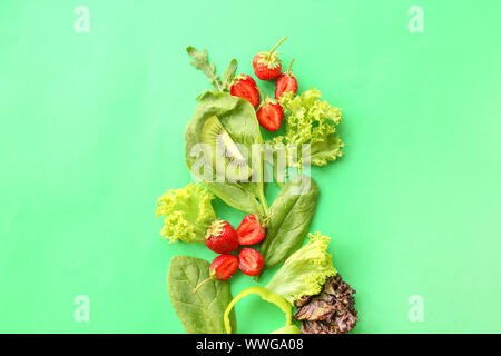 Kräuter mit Erdbeer, Pfeffer und Kiwi auf farbigen Hintergrund Stockfoto