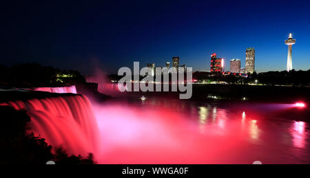 Niagara Falls in der Dämmerung einschließlich die Skyline der kanadischen Stadt den Hintergrund Stockfoto