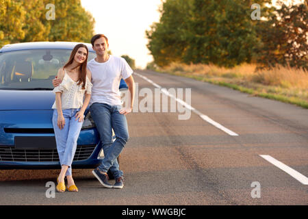 Glückliches Paar in der Nähe von ihr neues Auto auf dem Land Stockfoto