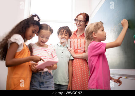 Süße Kinder Gefühl beim Mathe klasse unterhalten Stockfoto