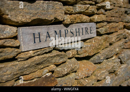 Anmelden Trockenmauer des Wortes Hampshire eingestellt Stockfoto