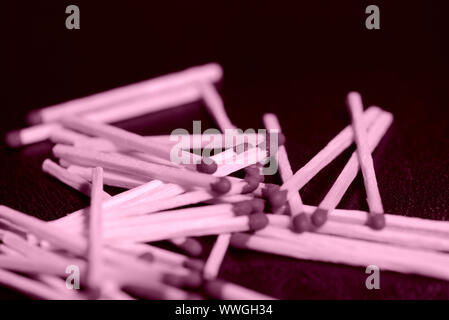 Verstreut auf dunklem Hintergrund. Rosa Farbe getönt Stockfoto