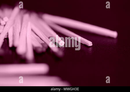 Verstreut auf dunklem Hintergrund. Rosa Farbe getönt Stockfoto