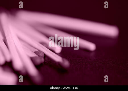 Verstreut auf dunklem Hintergrund. Rosa Farbe getönt Stockfoto