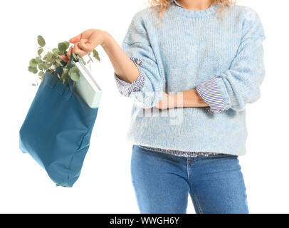 Frau mit Buch und Eukalyptus in eco Beutel auf weißem Hintergrund, Nahaufnahme Stockfoto