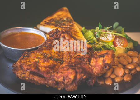 Deep Fried Chicken Filet mit Toast, Sauce, gebackene Bohnen, Pommes frites und Salat Stockfoto