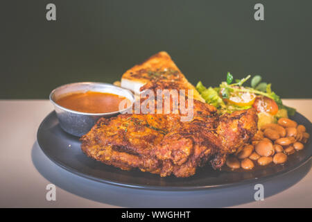 Deep Fried Chicken Filet mit Toast, Sauce, gebackene Bohnen, Pommes frites und Salat Stockfoto