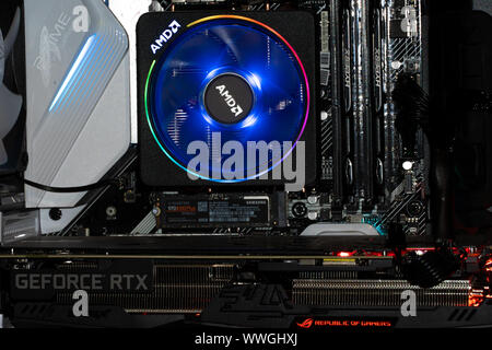 Kiew, Ukraine - Aug 16, 2019: in der Nähe von AMD Ryzen CPU auf dem Motherboard. Stockfoto