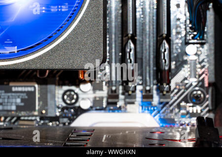 Kiew, Ukraine - Aug 16, 2019: in der Nähe von AMD Ryzen CPU auf dem Motherboard. Stockfoto