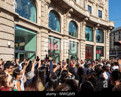 Piazza Cordusio, Mailand, Italien - 13 September, 2019 Menschenmassen versammelt sich vor der neuen Uniqlo Store warten die Türen geöffnet werden. Stockfoto