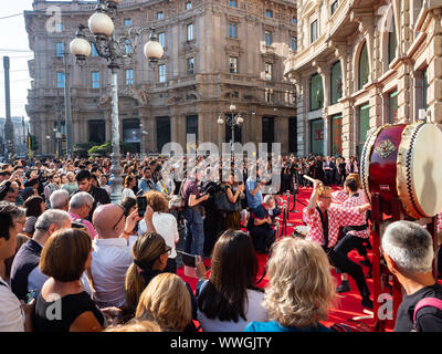 Piazza Cordusio, Mailand, Italien - 13 September, 2019 Leute versammelt, während Schlagzeug als Teil der Zeremonie der Eröffnung des Bh gespielt werden Stockfoto