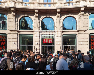 Piazza Cordusio, Mailand, Italien - 13 September, 2019 Menschenmassen versammelt sich vor der neuen Uniqlo Store warten die Türen geöffnet werden. Stockfoto