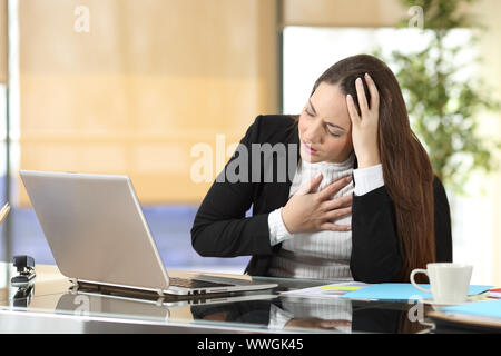 Geschäftsfrau mit stressigen Arbeit leiden eine Angststörung Angriff im Büro Stockfoto