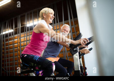 Fit senior sportliches Paar, gemeinsam im Fitnessstudio Stockfoto