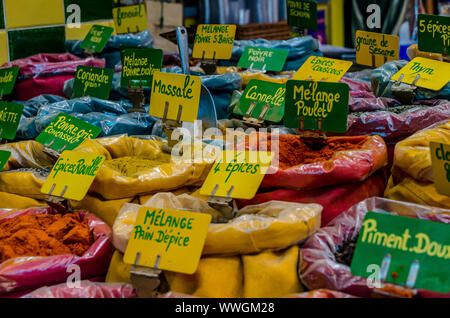 Säcke mit verschiedenen Gewürzen, Mix, Pfeffer, Zimt, Sesam. Narbonne Markt im August 2013. Frankreich Stockfoto