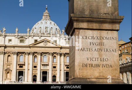 Ger: Vatikan. Der Basilika von St. Peter und St. Peter's Square mit Obelisk GER: Vatikan. Petersdom und Petersplatz mit Obelisk Stockfoto