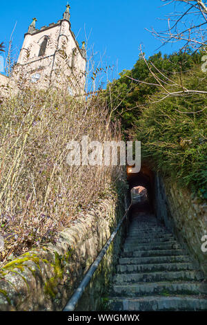 Nach oben Blick auf Schritte zur ironbridge Kirche, Shropshire, England führenden Stockfoto