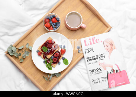 Mit geröstetem Brot, leckere Marmelade, Beeren und Tasse Kaffee auf Fach Platte Stockfoto