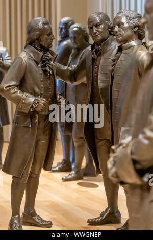 Bronze Satzung der Gründerväter an die Unterzeichner' Hall im National Constitution Center, Philadelphia Stockfoto