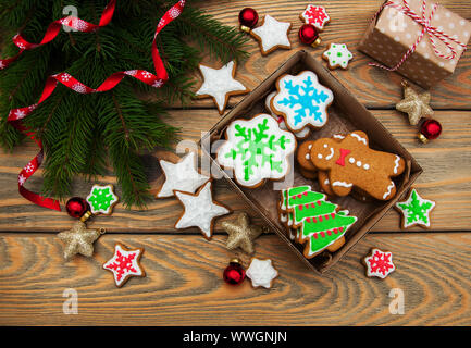 Box mit Weihnachtsplätzchen auf einem alten Holztisch Stockfoto