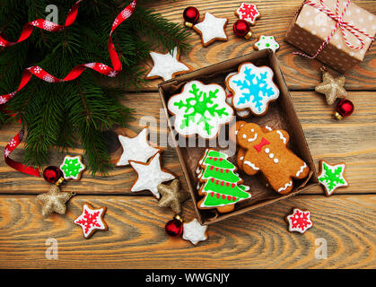 Box mit Weihnachtsplätzchen auf einem alten Holztisch Stockfoto