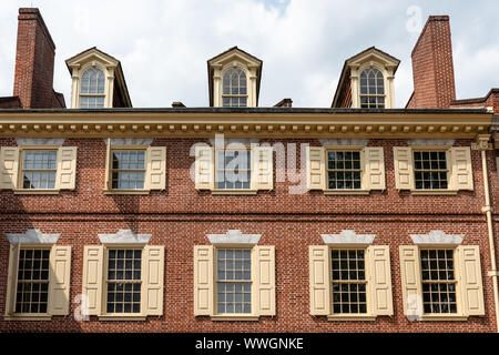 Rollläden in den oberen Etagen des ersten US Post Office in Philadelphia auf die Market St. Stockfoto