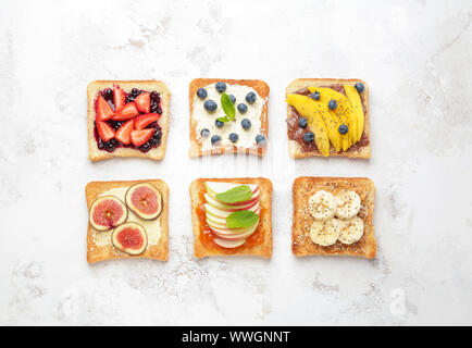 Verschiedene leckere Sandwiches auf hellen Hintergrund Stockfoto