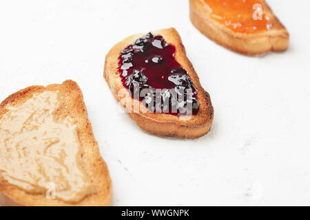 Verschiedene leckere Sandwiches auf hellen Hintergrund Stockfoto