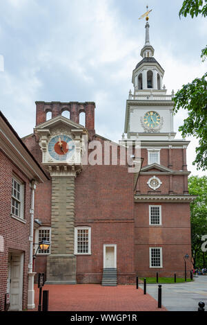 Zwei der Independence Hall Uhren. Die Replik von Thomas's Stretch Standuhr im Jahr 1973 wiederhergestellt und die Uhr in William Strickland's 1823 Kirchturm. Stockfoto