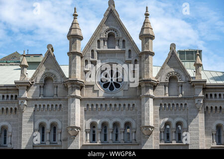 Detail der Südfassade von Philadelphias mittelalterlichen Norman gestaltete Masonic Temple, entworfen von James H. Windrim und im Jahr 1873 abgeschlossen Stockfoto