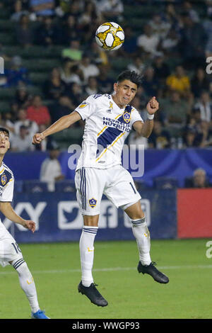 Los Angeles, Kalifornien, USA. 15 Sep, 2019. LA Galaxy Mittelfeldspieler Joe Corona (14) leitet die Kugel zum Ziel während der 2019 Major League Soccer (MLS) Übereinstimmung zwischen LA Galaxy und Kansas City Sporting in Carson, Kalifornien, 15. September 2019. Credit: Ringo Chiu/ZUMA Draht/Alamy leben Nachrichten Stockfoto