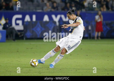 Los Angeles, Kalifornien, USA. 15 Sep, 2019. LA Galaxy, ZLATAN IBRAHIMOVIC (9) schießt während der 2019 Major League Soccer (MLS) Übereinstimmung zwischen LA Galaxy und Kansas City Sporting in Carson. Credit: Ringo Chiu/ZUMA Draht/Alamy leben Nachrichten Stockfoto