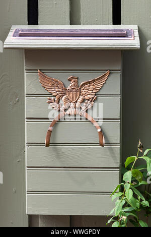 Eine Mailbox mit der kahle Adler aus den USA große Siegel eingerichtet, auf dem Tor eines historischen Hauses in Elfreth's Alley, alten Stadt. Stockfoto