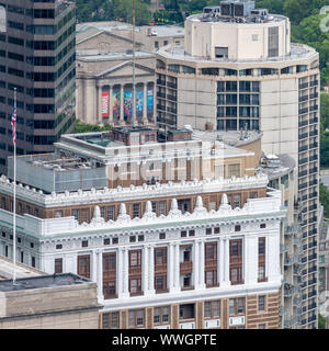 Gegensätzliche architektonische Stile sind typisch für die Philadelphia Center City Landschaft Stockfoto