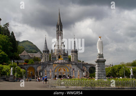 Basilika der Unbefleckten Empfängnis in Lourdes, Frankreich, unter dunklen Wolken Stockfoto