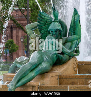 Alexander Stirling Calders Skulptur eines jungen amerikanischen Frau gegen ein Schwan lehnend. Teil der Swann Memorial Fountain in Logan Circle. Stockfoto