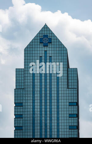 Die blue glass curtain wall Der G. Fred DiBona Jr. Gebäude, das einst als Blue Cross-Blue Shield Turm bekannt.at 1901 Market St, Philadelphia Stockfoto