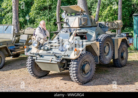 Alter Mann um einen kleinen Krieg tank auf Anzeige an der vierziger Jahre Wochenende im Holt Norfolk suchen Stockfoto