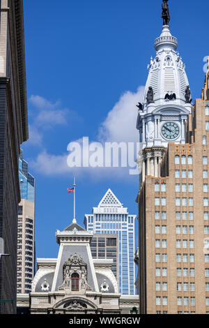 Blick auf die Market Street. City Hall, Market Street National Bank Building und 1735 Market St, Philadelphia Stockfoto