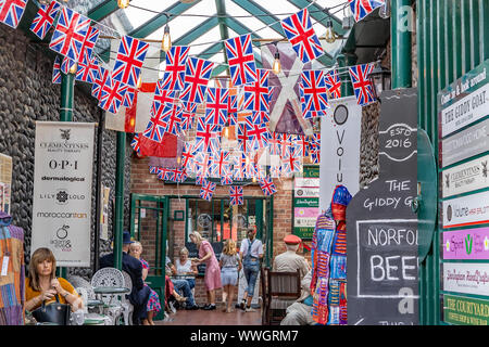 Die Menschen in den Courtyard Cafe in Sheringham High Street Norfolk Stockfoto