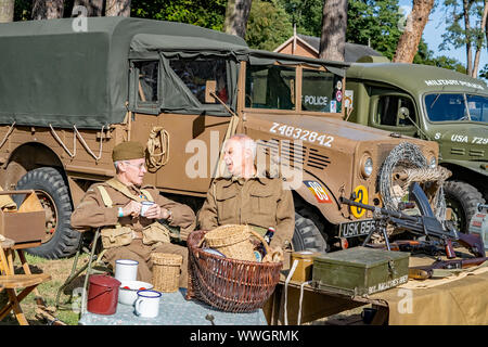 Zwei Männer, verkleidet als 1940 US-Soldaten mit ihren US-militärische Fahrzeug während der vierziger Jahre Wochenende saß im Holt Norfolk Stockfoto