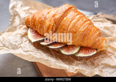 Süße Croissants und Obst Schichten auf Tisch, Nahaufnahme Stockfoto