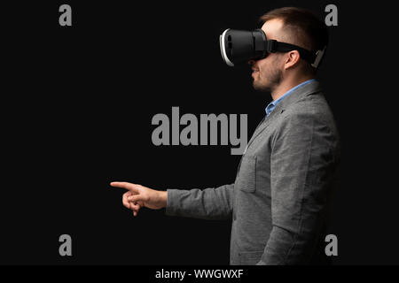 Kaukasische Geschäftsmann im VR-Headset auf virtuelle Objekt Stockfoto
