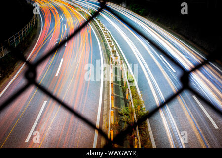 Leichte Spuren von Autos auf der Straße in der Nacht. Lange Belichtung geschossen. Stockfoto