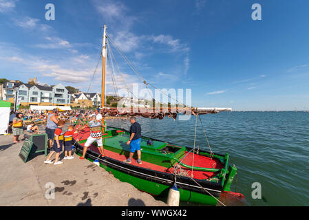 Versuchen vintage cockle Fischerboot auf Anzeige an der alten Leigh Regatta 2019 in alten Leigh, Leigh-on-Sea, Essex, Großbritannien. Restaurierte Dünkirchen Schiff Veteran Stockfoto